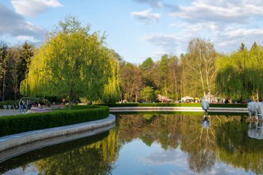 SOFYA, BULGARIA - 30 Nisan 2023: Bulgaristan 'ın Sofya kentindeki South Park' ın şaşırtıcı Sunset Manzarası