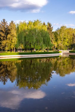 SOFYA, BULGARIA - 30 Nisan 2023: Bulgaristan 'ın Sofya kentindeki South Park' ın şaşırtıcı Sunset Manzarası