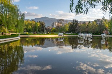 SOFYA, BULGARIA - 30 Nisan 2023: Bulgaristan 'ın Sofya kentindeki South Park' ın şaşırtıcı Sunset Manzarası