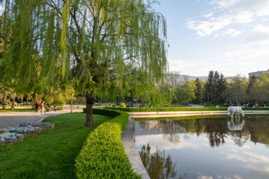 SOFYA, BULGARIA - 30 Nisan 2023: Bulgaristan 'ın Sofya kentindeki South Park' ın şaşırtıcı Sunset Manzarası
