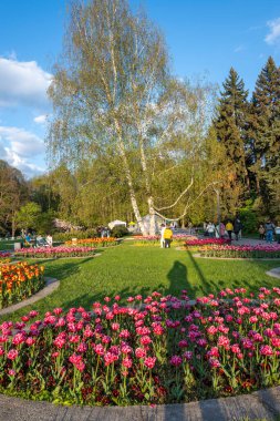 SOFYA, BULGARIA - 30 Nisan 2023: Bulgaristan 'ın Sofya kentindeki South Park' ın şaşırtıcı Sunset Manzarası