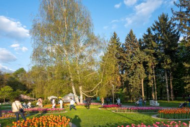 SOFYA, BULGARIA - 30 Nisan 2023: Bulgaristan 'ın Sofya kentindeki South Park' ın şaşırtıcı Sunset Manzarası