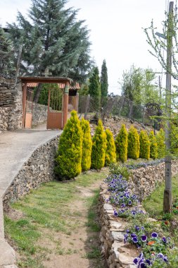 Bulgaristan 'ın Blagoevgrad Bölgesi, Ograzhden Dağı' ndaki Dolene Köyü Panoraması