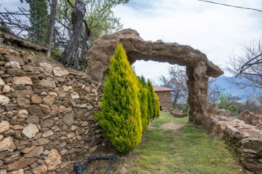 Bulgaristan 'ın Blagoevgrad Bölgesi, Ograzhden Dağı' ndaki Dolene Köyü Panoraması
