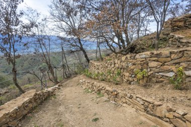 Bulgaristan 'ın Blagoevgrad Bölgesi, Ograzhden Dağı' ndaki Dolene Köyü Panoraması