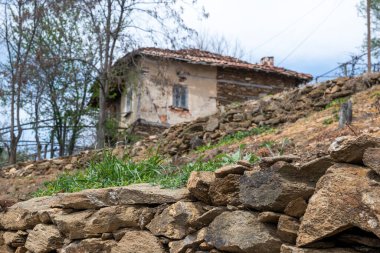 Bulgaristan 'ın Blagoevgrad Bölgesi, Ograzhden Dağı' ndaki Dolene Köyü Panoraması