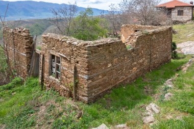 Bulgaristan 'ın Blagoevgrad Bölgesi, Ograzhden Dağı' ndaki Dolene Köyü Panoraması