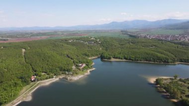 Bulgaristan 'ın Filibe Bölgesi' nin Asenovgrad kenti yakınlarındaki Kırk Springs Reservoir Havacılık Manzarası