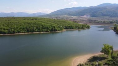 Bulgaristan 'ın Filibe Bölgesi' nin Asenovgrad kenti yakınlarındaki Kırk Springs Reservoir Havacılık Manzarası