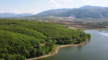 Bulgaristan 'ın Filibe Bölgesi' nin Asenovgrad kenti yakınlarındaki Kırk Springs Reservoir Havacılık Manzarası