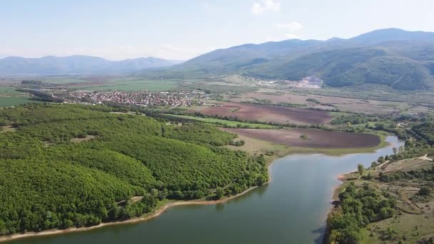 保加利亚普罗夫迪夫地区Asenovgrad镇附近四十泉水库的空中春景 — 图库视频影像