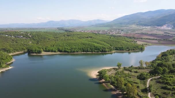 Αεροφωτογραφία Της Δεξαμενής Των Σαράντα Πηγών Κοντά Στην Πόλη Ασένοβγκραντ — Αρχείο Βίντεο
