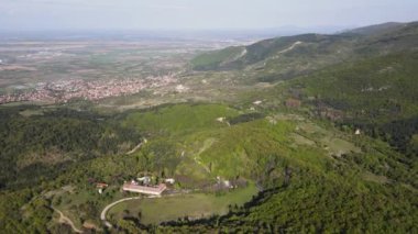 Bulgaristan 'ın Filibe Bölgesi' nin Kuklen kenti yakınlarındaki Rodopes Dağı 'nın havadan yaz manzarası