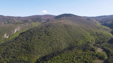 Bulgaristan 'ın Filibe Bölgesi' nin Kuklen kenti yakınlarındaki Rodopes Dağı 'nın havadan yaz manzarası