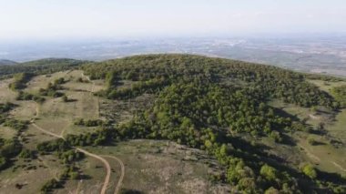 Bulgaristan 'ın Filibe Bölgesi' nin Kuklen kenti yakınlarındaki Rodopes Dağı 'nın havadan yaz manzarası