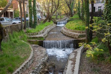 PETRİH, BULGARIA -13 Nisan 2023: Bulgaristan 'ın Petrich, Blagoevgrad bölgesinin merkezindeki Tipik İnşaat ve Sokak