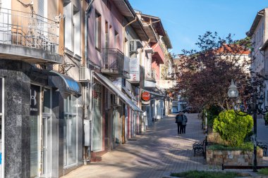 PETRİH, BULGARIA -13 Nisan 2023: Bulgaristan 'ın Petrich, Blagoevgrad bölgesinin merkezindeki Tipik İnşaat ve Sokak