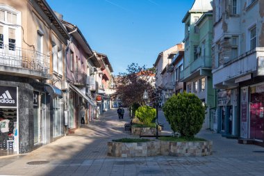 PETRİH, BULGARIA -13 Nisan 2023: Bulgaristan 'ın Petrich, Blagoevgrad bölgesinin merkezindeki Tipik İnşaat ve Sokak