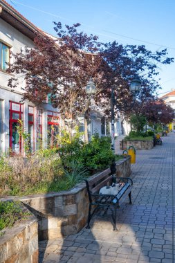 PETRİH, BULGARIA -13 Nisan 2023: Bulgaristan 'ın Petrich, Blagoevgrad bölgesinin merkezindeki Tipik İnşaat ve Sokak