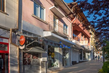 PETRİH, BULGARIA -13 Nisan 2023: Bulgaristan 'ın Petrich, Blagoevgrad bölgesinin merkezindeki Tipik İnşaat ve Sokak