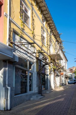 PETRİH, BULGARIA -13 Nisan 2023: Bulgaristan 'ın Petrich, Blagoevgrad bölgesinin merkezindeki Tipik İnşaat ve Sokak