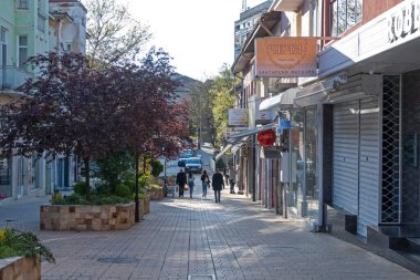 PETRİH, BULGARIA -13 Nisan 2023: Bulgaristan 'ın Petrich, Blagoevgrad bölgesinin merkezindeki Tipik İnşaat ve Sokak
