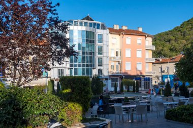 PETRİH, BULGARIA -13 Nisan 2023: Bulgaristan 'ın Petrich, Blagoevgrad bölgesinin merkezindeki Tipik İnşaat ve Sokak