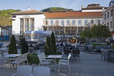 PETRİH, BULGARIA -13 Nisan 2023: Bulgaristan 'ın Petrich, Blagoevgrad bölgesinin merkezindeki Tipik İnşaat ve Sokak