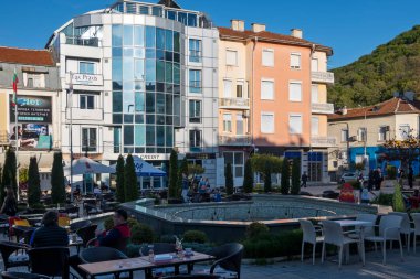 PETRİH, BULGARIA -13 Nisan 2023: Bulgaristan 'ın Petrich, Blagoevgrad bölgesinin merkezindeki Tipik İnşaat ve Sokak