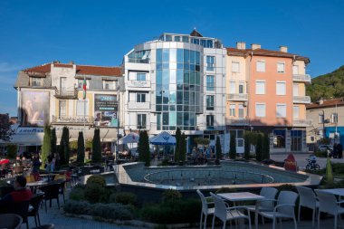 PETRİH, BULGARIA -13 Nisan 2023: Bulgaristan 'ın Petrich, Blagoevgrad bölgesinin merkezindeki Tipik İnşaat ve Sokak