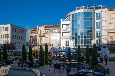 PETRİH, BULGARIA -13 Nisan 2023: Bulgaristan 'ın Petrich, Blagoevgrad bölgesinin merkezindeki Tipik İnşaat ve Sokak