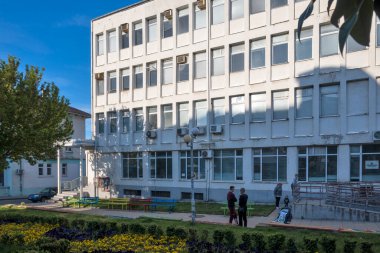 PETRİH, BULGARIA -13 Nisan 2023: Bulgaristan 'ın Petrich, Blagoevgrad bölgesinin merkezindeki Tipik İnşaat ve Sokak