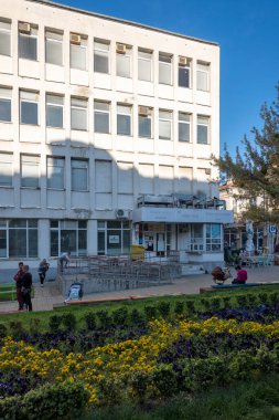 PETRİH, BULGARIA -13 Nisan 2023: Bulgaristan 'ın Petrich, Blagoevgrad bölgesinin merkezindeki Tipik İnşaat ve Sokak