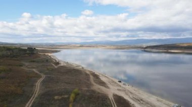 Pyasachnik (Kum Taşı) Reservoir, Sredna Gora Dağı, Filibe Bölgesi, Bulgaristan 'ın Havadan Sonbahar manzarası