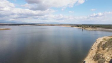 Pyasachnik (Kum Taşı) Reservoir, Sredna Gora Dağı, Filibe Bölgesi, Bulgaristan 'ın Havadan Sonbahar manzarası