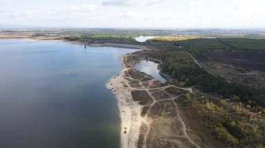 Pyasachnik (Kum Taşı) Reservoir, Sredna Gora Dağı, Filibe Bölgesi, Bulgaristan 'ın Havadan Sonbahar manzarası