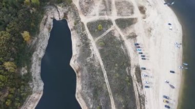 Pyasachnik (Kum Taşı) Reservoir, Sredna Gora Dağı, Filibe Bölgesi, Bulgaristan 'ın Havadan Sonbahar manzarası