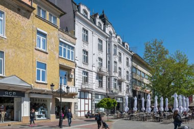 PLOVDIV, BULGARIA - 28 Nisan 2023: Bulgaristan 'ın Plovdiv kentinin orta yaya sokaklarının panoraması