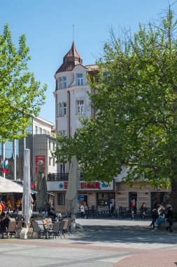 PLOVDIV, BULGARIA - 28 Nisan 2023: Bulgaristan 'ın Plovdiv kentinin orta yaya sokaklarının panoraması