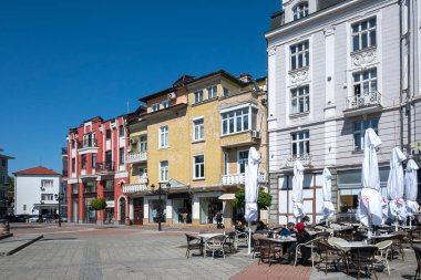 PLOVDIV, BULGARIA - 28 Nisan 2023: Bulgaristan 'ın Plovdiv kentinin orta yaya sokaklarının panoraması