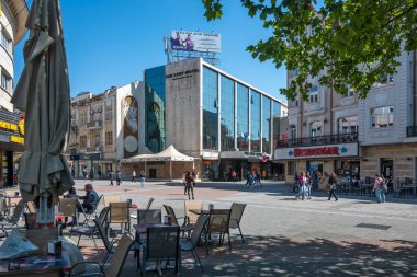 PLOVDIV, BULGARIA - 28 Nisan 2023: Bulgaristan 'ın Plovdiv kentinin orta yaya sokaklarının panoraması