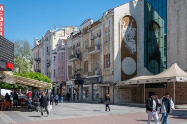 PLOVDIV, BULGARIA - 28 Nisan 2023: Bulgaristan 'ın Plovdiv kentinin orta yaya sokaklarının panoraması