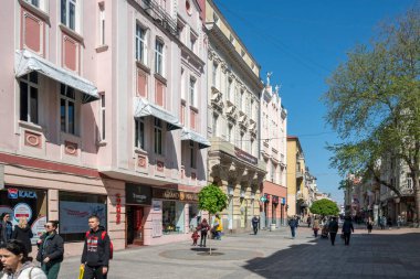 PLOVDIV, BULGARIA - 28 Nisan 2023: Bulgaristan 'ın Plovdiv kentinin orta yaya sokaklarının panoraması