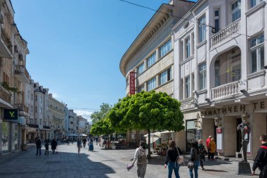 PLOVDIV, BULGARIA - 28 Nisan 2023: Bulgaristan 'ın Plovdiv kentinin orta yaya sokaklarının panoraması