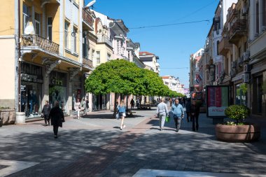 PLOVDIV, BULGARIA - 28 Nisan 2023: Bulgaristan 'ın Plovdiv kentinin orta yaya sokaklarının panoraması