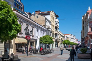 PLOVDIV, BULGARIA - 28 Nisan 2023: Bulgaristan 'ın Plovdiv kentinin orta yaya sokaklarının panoraması
