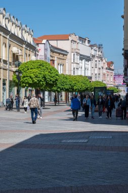 PLOVDIV, BULGARIA - 28 Nisan 2023: Bulgaristan 'ın Plovdiv kentinin orta yaya sokaklarının panoraması