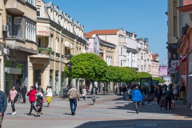 PLOVDIV, BULGARIA - 28 Nisan 2023: Bulgaristan 'ın Plovdiv kentinin orta yaya sokaklarının panoraması
