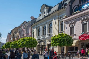 PLOVDIV, BULGARIA - 28 Nisan 2023: Bulgaristan 'ın Plovdiv kentinin orta yaya sokaklarının panoraması