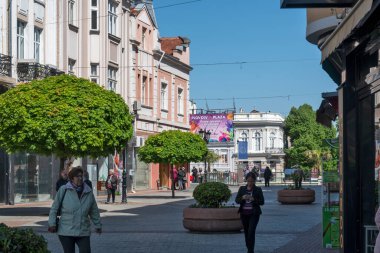 PLOVDIV, BULGARIA - 28 Nisan 2023: Bulgaristan 'ın Plovdiv kentinin orta yaya sokaklarının panoraması